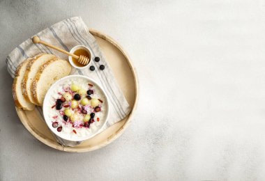 Kahvaltıda ballı, kavunlu, dutlu pirinç lapası.