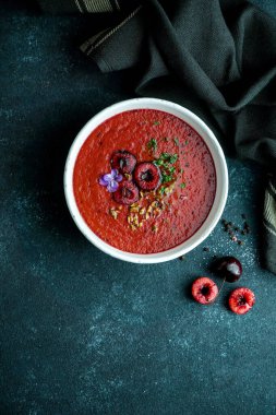 gaspacho de cereza, kiraz ve domates soğuk İspanyol kremalı çorbası, yaz çorbası.