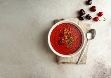 gaspacho de cereza, kiraz ve domates soğuk İspanyol kremalı çorbası, yaz çorbası.