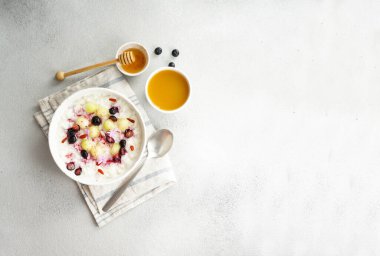 Kahvaltıda ballı, kavunlu, dutlu pirinç lapası.