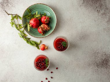 Nar aromalı yoğurt, sağlıklı ve vitaminli kahvaltı, Yunan yoğurdu ve nar püresi bardakları.