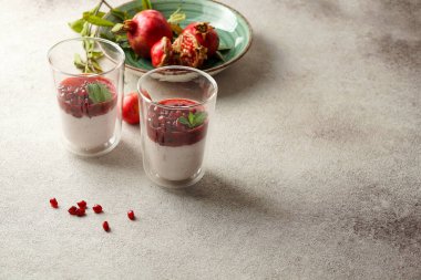 Nar aromalı yoğurt, sağlıklı ve vitaminli kahvaltı, Yunan yoğurdu ve nar püresi bardakları.