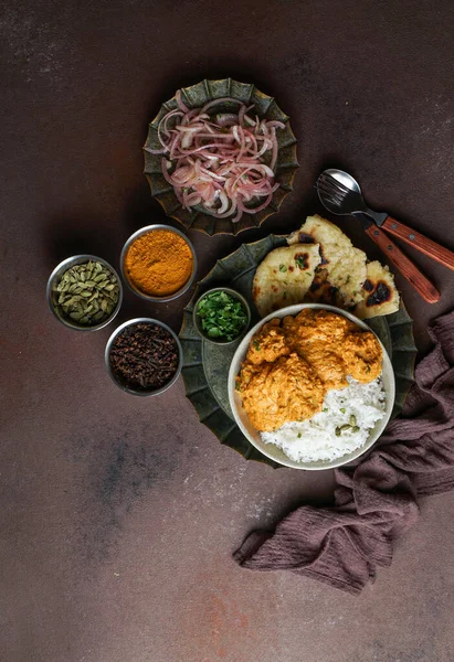 Kurczak Indyjski Ryżem Basmati Przyprawami Chlebem Naan Sałatka Cebulowa Brązowe — Zdjęcie stockowe