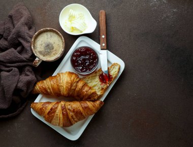 Kahve ve reçelli kruvasan, tipik bir sabahlık.