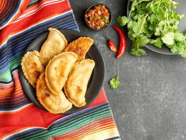 Meksika börekleri. Tucumanas bolivya de atn con queso fritas.