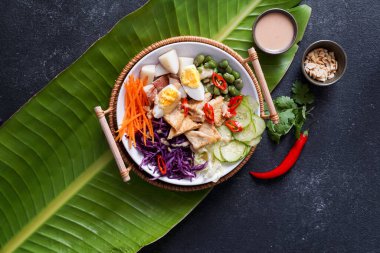 Fıstık soslu Endonezya usulü taze baharatlı salata gado.