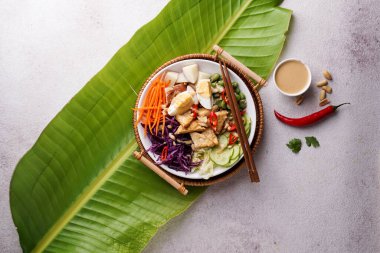 Fıstık soslu Endonezya usulü taze baharatlı salata gado.