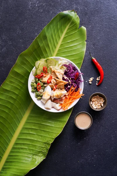 Fıstık soslu Endonezya usulü taze baharatlı salata gado.