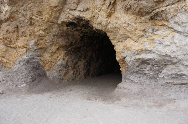 洞窟の岩のビーチからのトンネル — ストック写真