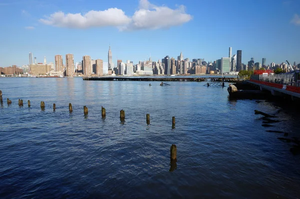 ブルックリンからのミッドタウン マンハッタンのスカイライン — ストック写真