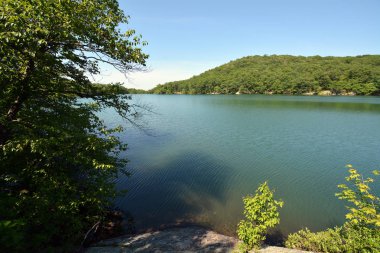 Rezervuar üzerinde yaz boyunca New York'taki Mount Beacon