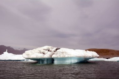 İzlanda'nın buzul Lagoon mantar şekli ile buzdağı