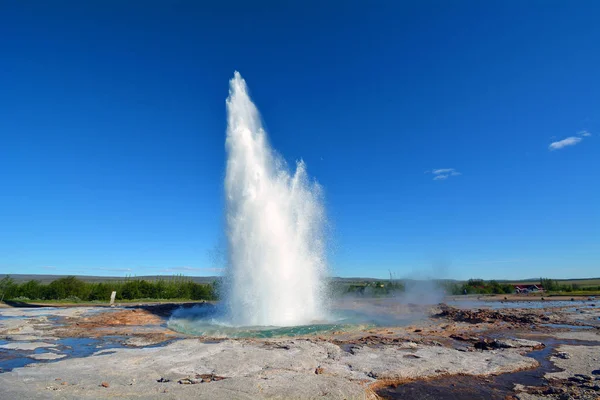 Strokkur 间歇泉在冰岛中爆发 — 图库照片