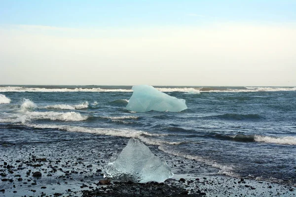 Islannissa Rannan Lähellä Kelluvan Jään Palaset — kuvapankkivalokuva