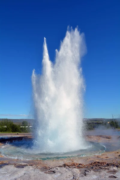 冰岛爆发的 Strokkur 间歇泉 — 图库照片