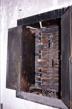 Vintage elektrik pano ve terk edilmiş bir binada anahtarları