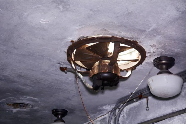 Eski Havalandırma Fan Tavan Terk Edilmiş Binanın Içinde — Stok fotoğraf