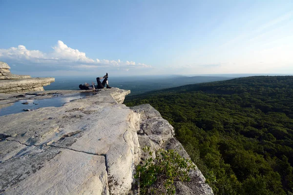 Dziewczyna Relaks Klifie Oddali Momencie Sam Minnewaska State Park Preserve — Zdjęcie stockowe