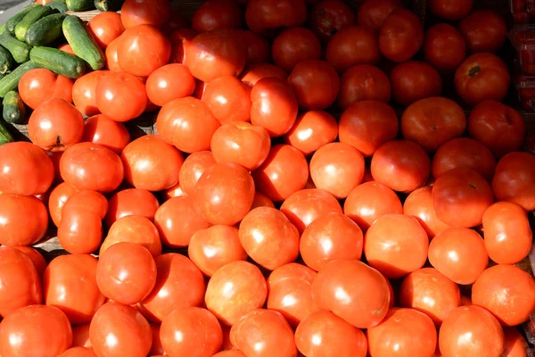 Tomates Apilados Exhibición Puesto Frutas Una Tienda Esquina — Foto de Stock
