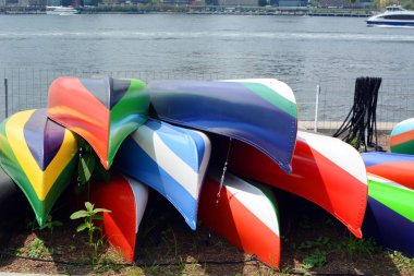 Kıyı yanında yığılmış Kano