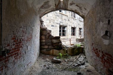 Terk edilmiş bir hapishane hapishane hücresinde kalıntıları