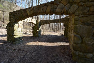 Kemerli bir Porte Cochere kalıntıları