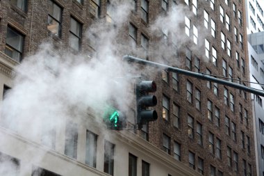 Sokaktan Buhar havalandırma yoluyla yeşil ok trafik işareti