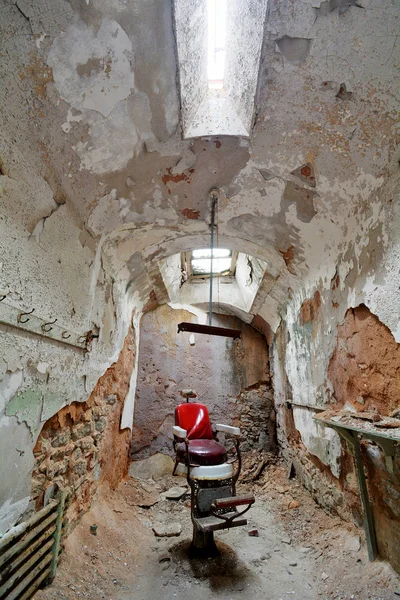 Roter Friseurstuhl Einem Verlassenen Gefängnis — Stockfoto