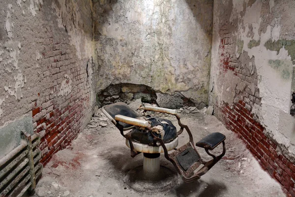 Friseurstuhl Einer Verlassenen Gefängniszelle — Stockfoto