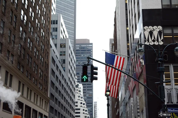 Grünpfeil Ampel Einer Kreuzung Midtown Manhattan — Stockfoto