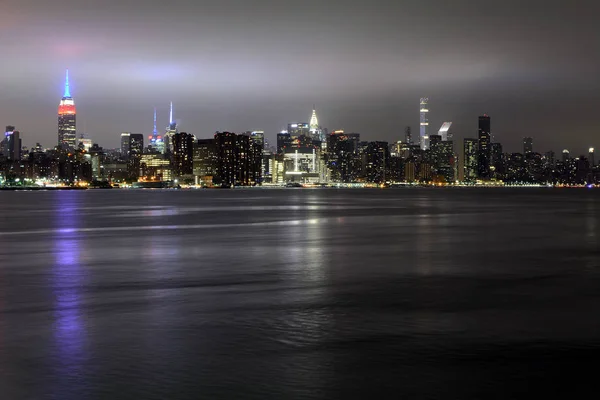 Midtown Manhattan Skyline Noite Com Céu Nublado — Fotografia de Stock