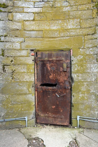 Puerta Exterior Metal Oxidado Pared Piedra Edificio Abandonado — Foto de Stock