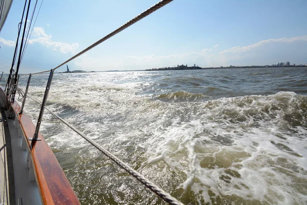 Vista Das Ondas Através Corda Railing Barco Vela Keeling — Fotografia de Stock