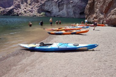 Kayaklarının ve Colorado Nehri kara Rock Canyon Nevada kıyı üzerinde kişi           