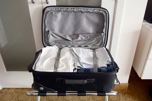 Kleidung Koffer Auf Gepäckträger Hotelzimmer — Stockfoto