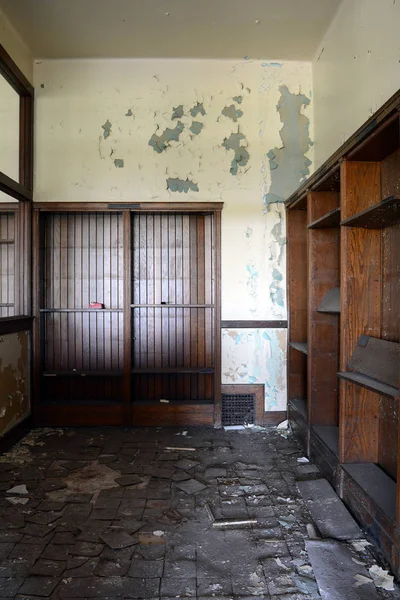 Chambre Avec Étagères Dans Bibliothèque Bâtiment Scolaire Abandonné — Photo