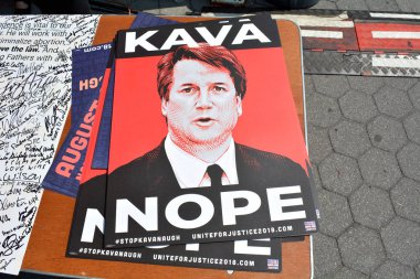Kavanaugh işareti anti Trump'ın yüksek mahkeme adayı Foley Square, New York, Ny, ABD 26 Ağustos 2018 protesto.