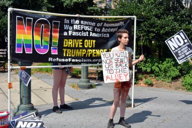 Sahte kan ve Brett Kavanaugh Yargıtay - New York, Ny, ABD, 26 Ağustos 2018 için adaylığını protesto mitingde yanlısı seçim işareti kadın ile