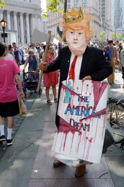 Trump kostüm kaldırıma Foley Square, New York, Ny, ABD tarihinde 26 Ağustos 2018 Kavanaugh protesto Anti üzerinde işareti olan adam