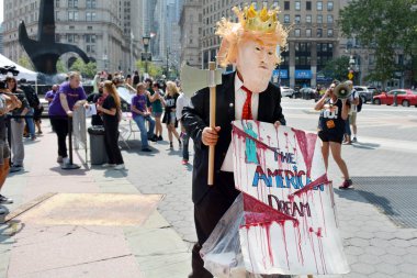 Adam Trump kostüm Foley Square, New York, Ny, ABD tarihinde 26 Ağustos 2018 Kavanaugh protesto Anti işaretiyle