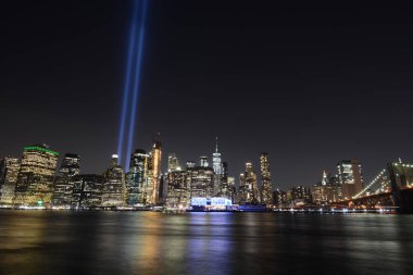 9/11 Anıtı ışıkları ve Brooklyn Bridge Park, Ny Usa, 5 Eylül 2018 Doğu Nehri geçip New York şehir manzarası