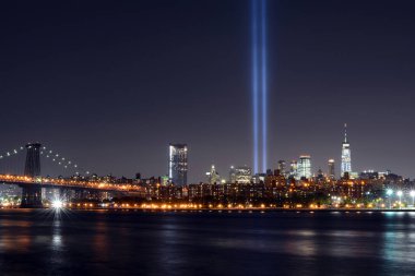 Williamsburg, Brooklyn, New York ABD 5 Eylül 2018 ışıklarını 9/11 Anıtı