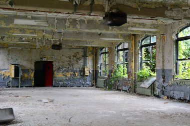 Kırık camlar ile eski terk edilmiş bir binada büyük boş odada