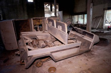 Terk edilmiş bir atölye Golf arabası hasarlı                               