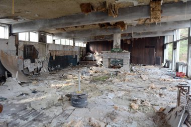 Kayak kulübesi şömine ile terk