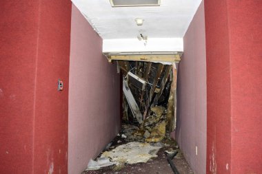 Çöken binada tavan