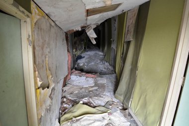 Koridor çöken bina içinde