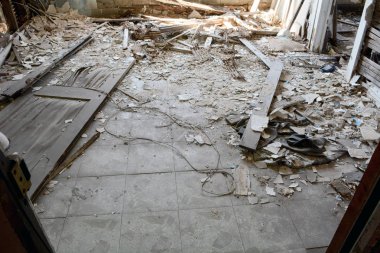 İnşaat malzeme enkaz Detroit'te terk edilmiş bir binada kat üzerinde