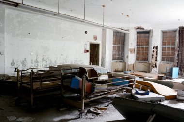 Terk edilmiş bir hastane odasında Ward