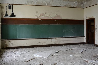 Terk edilmiş okul binası Detroit'te sınıfta